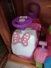 Macchinina cavalcabile per bambini con fiocco rosa e volante viola