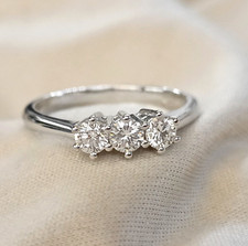 Anello trilogy Oro bianco 18 kt con 3 Diamanti naturali 0,45 CT colore G VS1