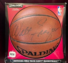 Walt Frazier Autografato Spalding Tack Soft Basketball.