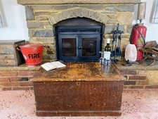 Vecchia cassapanca antica in pino, baule portaoggetti vintage in legno, scatola coperta, tavolino.