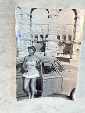 RAGAZZA CON AUTOMOBILE VECCHIA