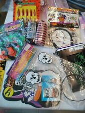 Stock Articoli Carnevale, maschere, vestiti, decorazioni