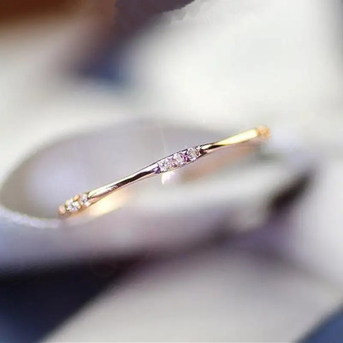 Anello semplice dorato lucido