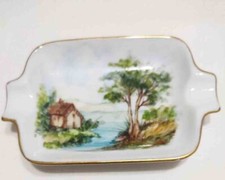 Posacenere dipinto a mano con bordo oro. Dimensioni cm 8 x 12 altezza 2 cm