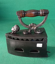 ANTICO FERRO DA STIRO IN GHISA FERRO MANICO LEGNO A CARBONE PRIMI '900. CW31