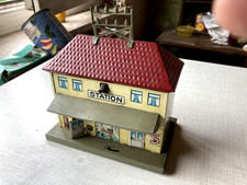 Stazione ferroviaria (vecchia) - illuminata - scala H0 - cardo - latta - anni '50 - giocata
