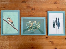 Tre quadretti decorativi con cornici azzurre in legno