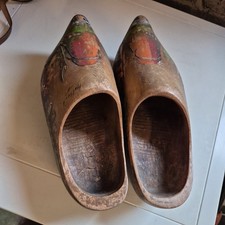 Due grandi zoccoli/scarpe