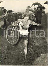  1957 CRENNA (VA) Campionato CICLOCROSS - Graziano PERTUSI con bici in spalla