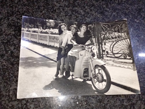 Cartolina ragazze moto - su,