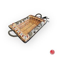 Cesto intrecciato  con  decorazioni in metallo