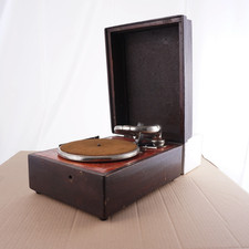 Antico grammofono a valigetta