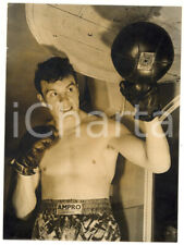 1956 BOXE LONDON Doherty's Gymnasium - Dick RICHARDSON training with punch ball