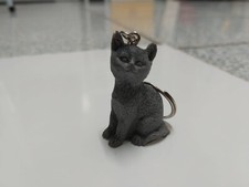 Portachiavi a forma di gatto in resina di colore grigio con anellino