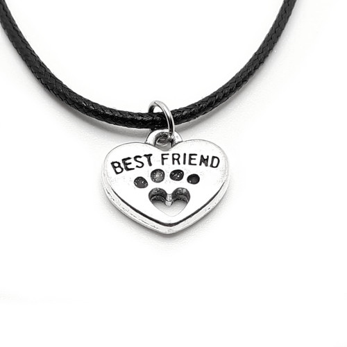 Collana nera con ciondolo