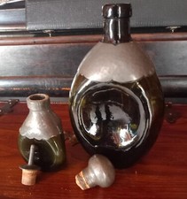 2 DECANTER VINTAGE IN VETRO VERDE CON PIANO IN PELTRO MARTELLATO CON TAPPO