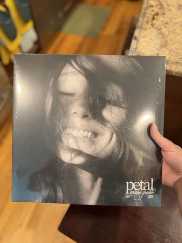 Ariana grande petal - grande,