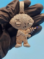Ciondolo cartone animato Stewie Griffin taglio tondo moissanite taglio tondo 3,20 ct placcato oro bianco 14 carati