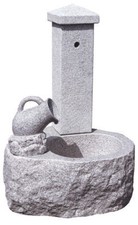 Fontana per giardino in pietra granito con colonna quadra e brocca H. 100 cm.