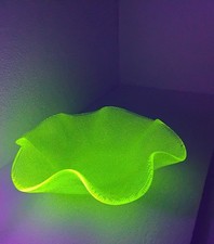 piccola ciotola vintage in vetro stampato all'uranio