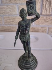 Meravigliosa antica statua in