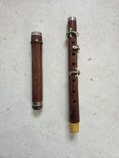 Antico flauto in legno sistema
