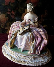 100430  Elegante statuina di dama  con violino f.ta Cacciapuoti. Art deco