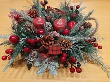 Centrotavola natalizio rosso verde con rami abete artificiali cestino di legno 