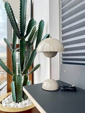 &Tradition Flowerpot VP9 Verner Panton 1968 lampada da tavolo portatile grigio beige