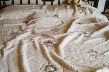 Copriletto matrimoniale Vintage in lana color crema con ricami colorati 