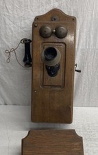 Antico telefono da parete in