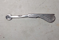 ANTICA ROTELLA SINGER MARCATRICE TESSUTO O MODELLI DA SARTORIA PRIMI 900