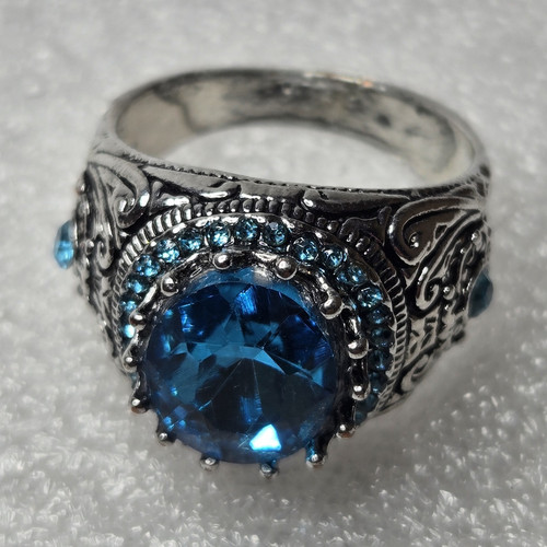 Anello cocktail aureola pietra