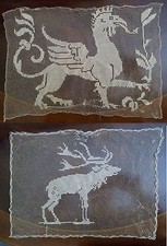 Coppia di Centrini da Tavolo Filet all' uncinetto a mano - Grifone, Cervo