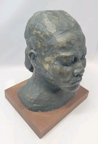 Busto donna sconosciuta su - di,