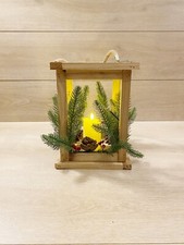 Lanterna Natalizia In Legno Con Candela LED Decorata Pigne Bacche 18x18x24cm