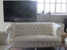  Divano due posti con due poltrone  Frau modello Chesterfield in pelle bianca.  