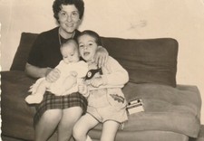 B1 - Foto Photo Fotografia  Anni 60 - Donna su divano con bambini