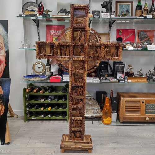 Croce devozionale intagliata