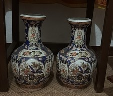 COPPIA DI ANTICHI VASI CINESI IN PORCELLANA DIPINTI  CON SMALTI IN RILIEVO