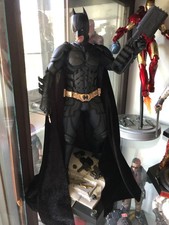 BATMAN DX12 HOT TOYS 1/6 + MANTELLO CUSTOM