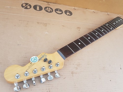 Squier fender stratocaster - by,