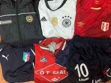Stock blocco Lotto maglie calcio Udinese Italia Germania Puma Adidas