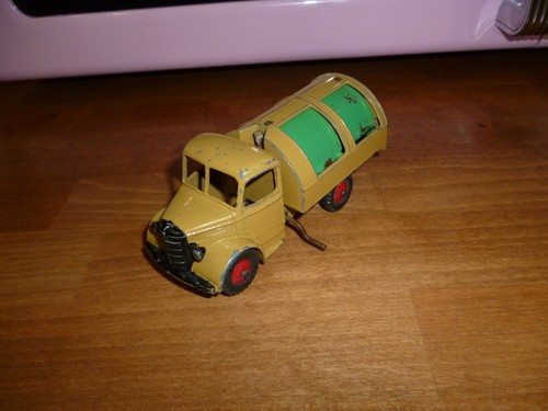 Dinky toys 252 - bedford, wagon
