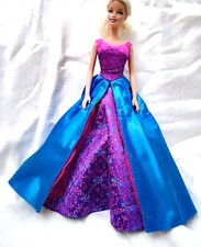 B689 - BARBIE PRINCIPESSA DELL'ISOLA PERDUTA 2007 abito lungo blu viola luci