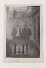 Due giovani uomini belli e