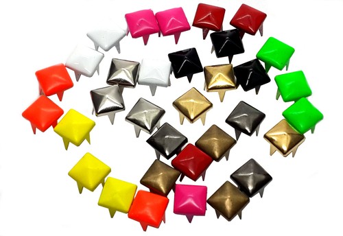 Borchie artiglio piramide