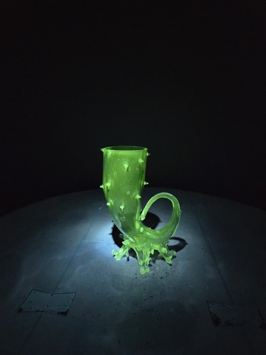 Antico vaso con spine - in, vetro
