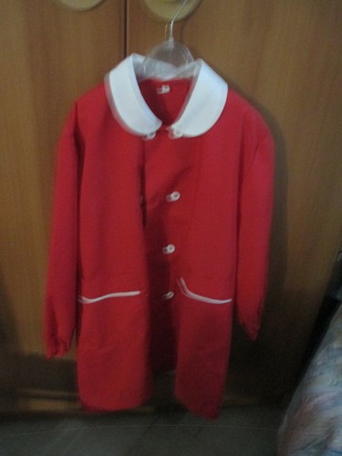 Grembiule rosso con bottoni