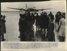 1946 Press Photo Crowd Waits